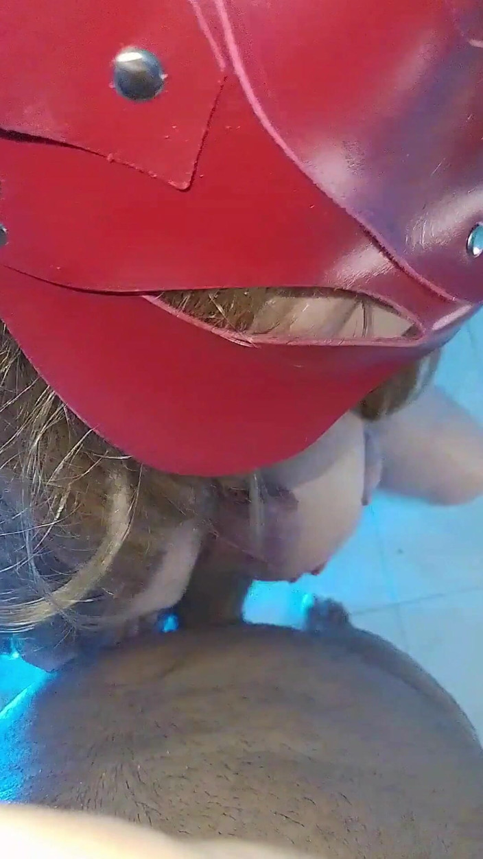 Vivi guedez: Poitrine qui se montre