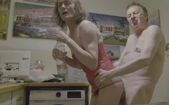 Gigi dan dave, ibu rumah tangga sange ngentot di dapur