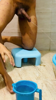 meri sauteli mammi mujhe baathroom men chodne ke lie uphaar deti hai mainne thande paani se snan karne se inkaar kar diya