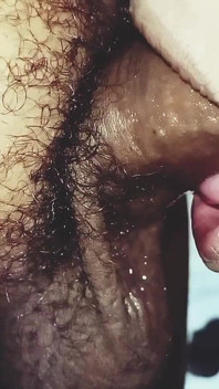 겸둥이 밀프는 역대 최고의 오럴을 약속했고, 그녀는 배달했다.