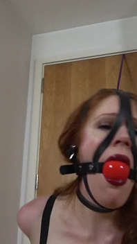 Ivy latin tarafından domine ediliyor: kurbağalı stroppado'da acı çekiyor ve ballgag hissi koşumlu koşum! (fullhd)