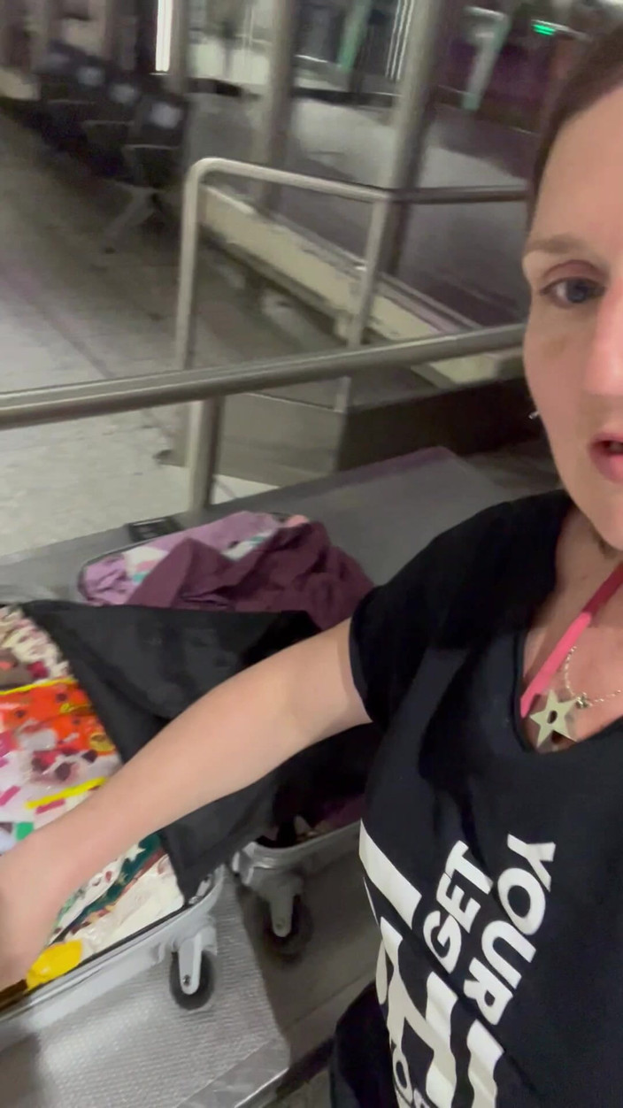 MistressWriggler: Nackte möpse am Flughafen