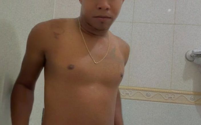 Murphy_aq: Joven musculoso se desnuda antes de la ducha