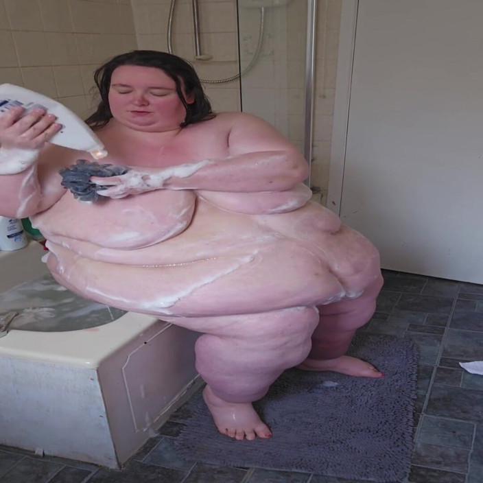 SSBBWLadyBrads: Diosa de la grandota se baña en el baño