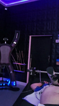 Granie Szczeniąt Przyjemność Na Stojak Bondage, Ręczna Robota, Trampki, Śmierdzące Buty I Żółty Ballon Część 1