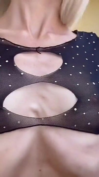Seksowna chuda blondynka tańczy, rozciąga się i robi Nauli Joga Poz Abs Żebra brzuch