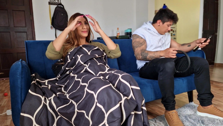 Richie Summer: Une MILF excitée cache sa machine à sexe à l’abri ! Et son...