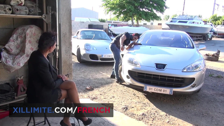 French girls at work: Intenzivní sex v garáži s prsatou pumou