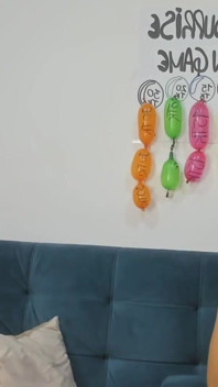 Casal dançando e chupando na câmera