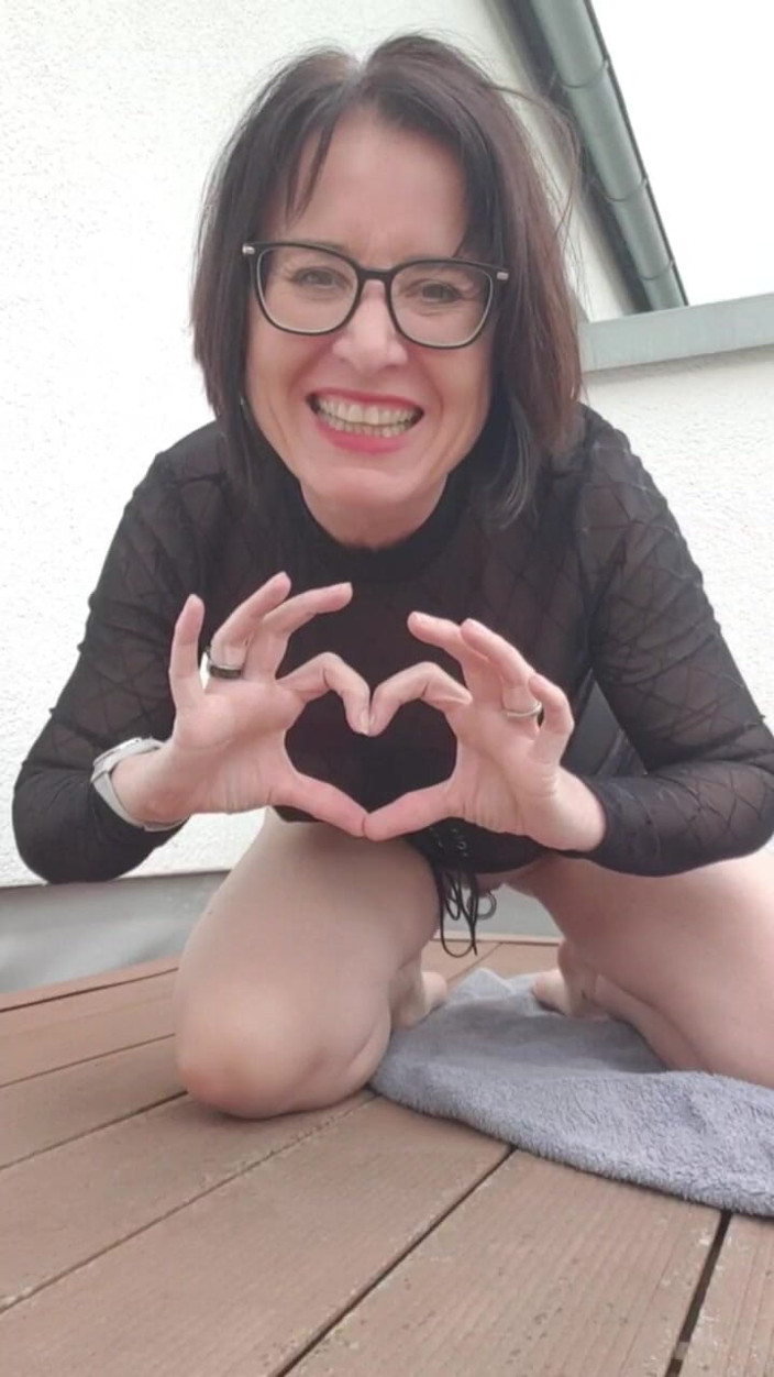 JulieEroticDress: Dildo op het terras