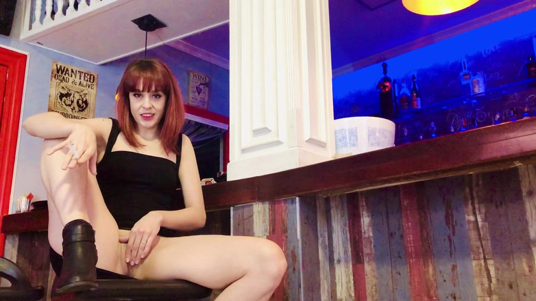 Candystart Videos: Hút thuốc trong quán bar không có quần lót