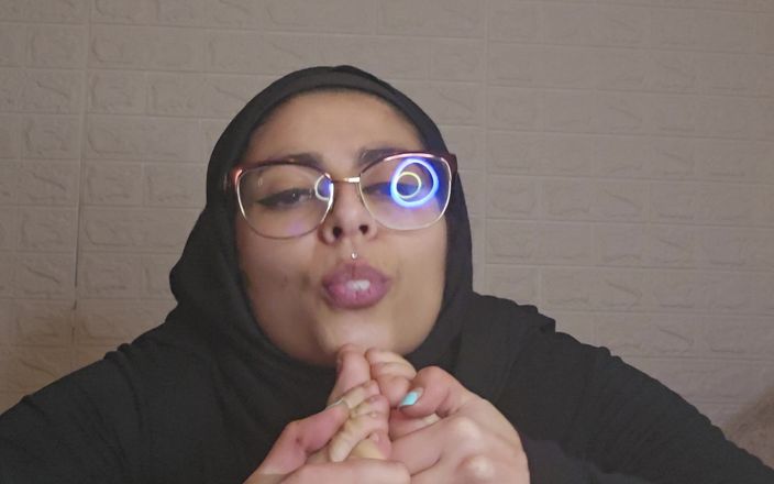 MiaNIqab: Îmi suge picioarele și dildo anal Mia Niqab