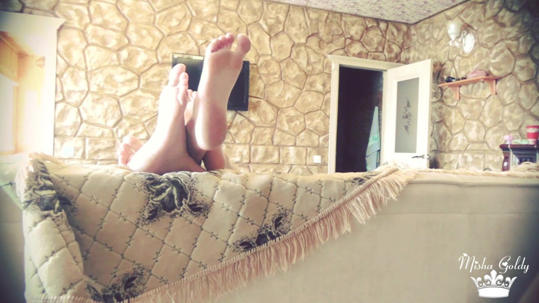 Goddess Misha Goldy: Sega ai nostri piedi cornuto betta footbitch