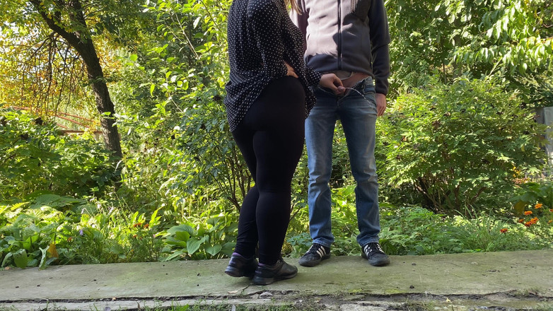 OurFetishLife: Milf slickade min kuk utanför efter att ha pissat