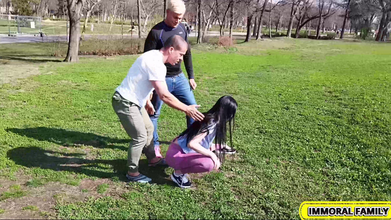 Immoral Family: Grande peituda natural Didi Zerati fodida em parque público e...