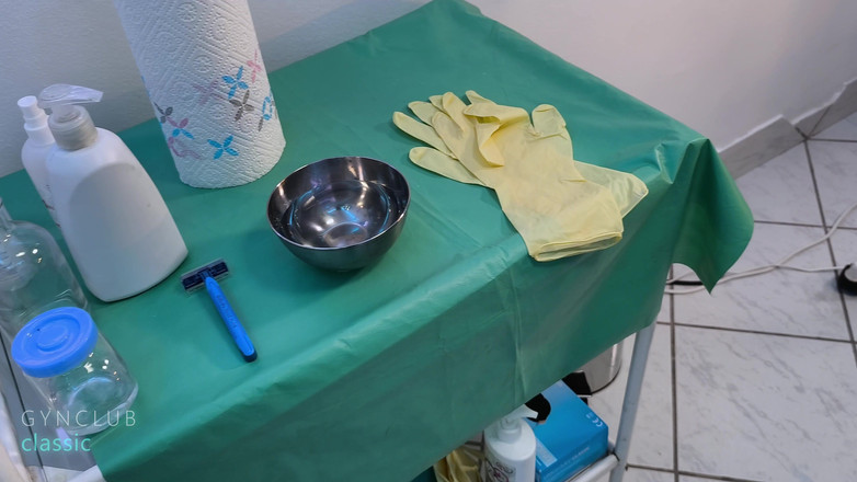 Medical fetish studio gynclub: Бритье на гинекологическом столе