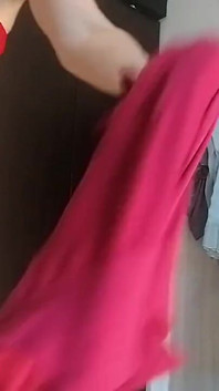 Sexy latina Baví se zkoušením oblečení a řezáním
