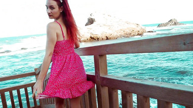 Arielortizx: Ariel Ortiz camina por una cala, se pone muy cachonda...