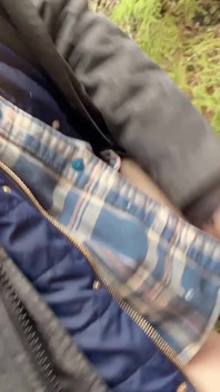 หีฉี่พ่นน้ำใส่ก้อนหิน