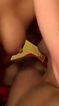Une blonde mature excitée se fait baiser dans une fête de baise torride sur un canapé