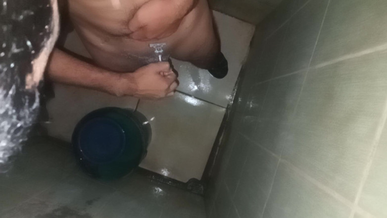 Cute boy jerks off: Pria ini dientot habis-habisan di kamar mandi single chamber