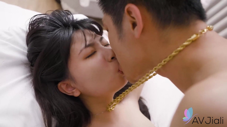 AV Jiali: Xiaomei ग्राहक को चूसती और चोदती है जबकि वह अपने चैट रूम में ऑनलाइन लाइव है