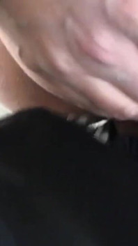 Esibizionista arrapata bionda che ama la perversione succhia il cazzo di un uomo