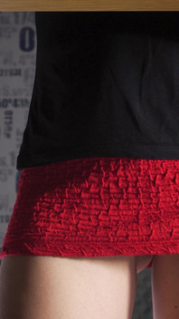 Unter rock, weißes höschen zieht von vorne blank