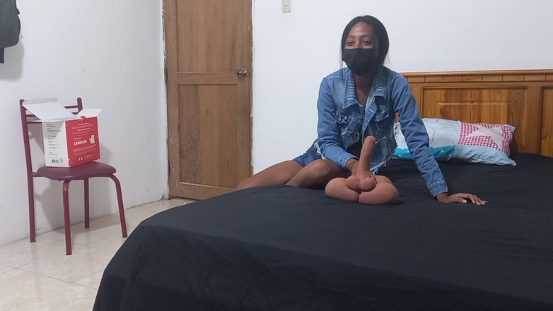 NEGRITA SEXY: Чорношкіра дівчина добре проводить час!! Вона отримує чорний ділдо і мастурбує вдома