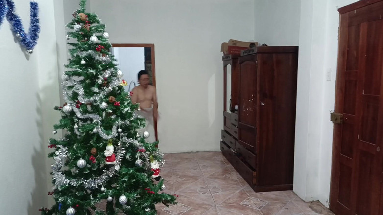 Lady: 老人がクリスマスに美しく胸の良いメイドとバスルームでセックスをする