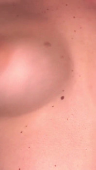 Tepel trekken, vergapen, clit slaan, vuistneuken en spuiten close-up