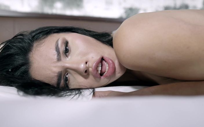 Kitty Rose: ティーントランスキティは、Actorfabの巨大なザーメンを飲み込む