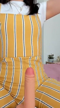 Drăguța Alice Târfă Drăguță Cu Față Drăguță Îți Masturbează Penisul Cu Mâinile Ei Moi Și Îți Face Un Footjob Uleios
