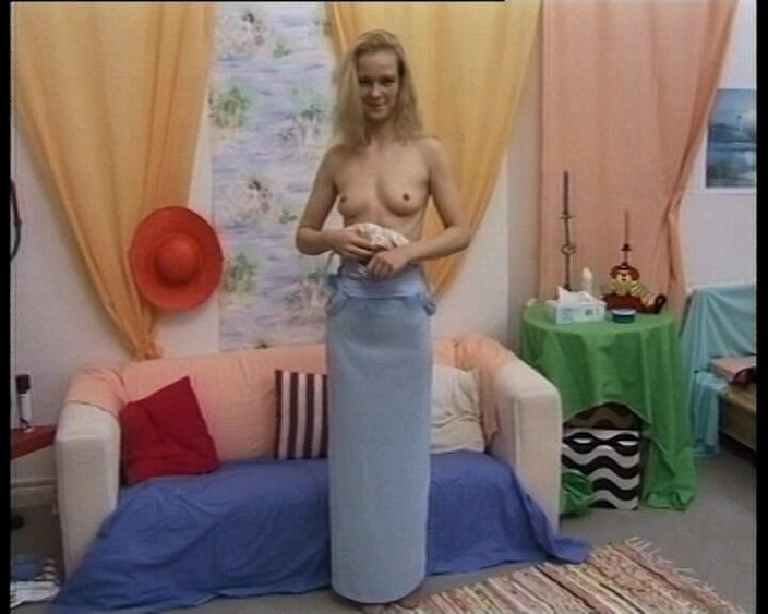 GERMAN PORN CLASSICS: Sweet Layla는 행복하게 자위를 합니다.