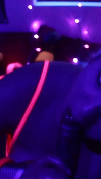 Rave dziwka ssie soczystego kutasa
