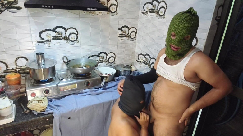 Hotty Mona: 哥在丈夫值班时与她的姐夫在厨房里玩迷宫性爱。