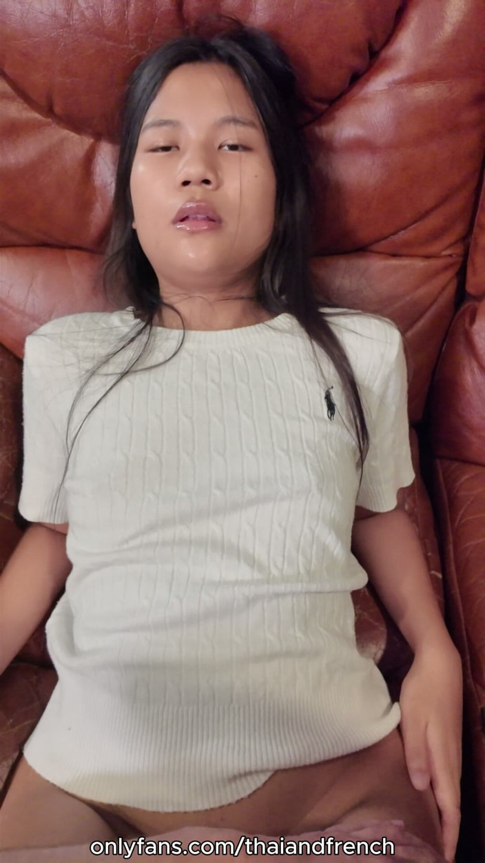 ThaiAndFrench: 美しい19歳のタイ人女性が白人から大きなペニスを手に入れ、フェイシャルを受ける