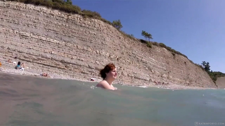 Katrin Porto: Une BBW nue s'amuse dans la mer