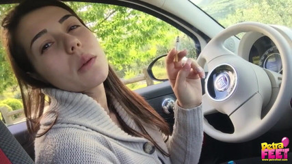 Smokin Fetish: Teen nóng bỏng hút thuốc trong xe hơi