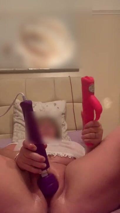 Julie Cunningham: Julie Cunningham wanking on webcam climax