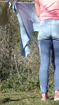 Molhando jeans quando pendura roupa