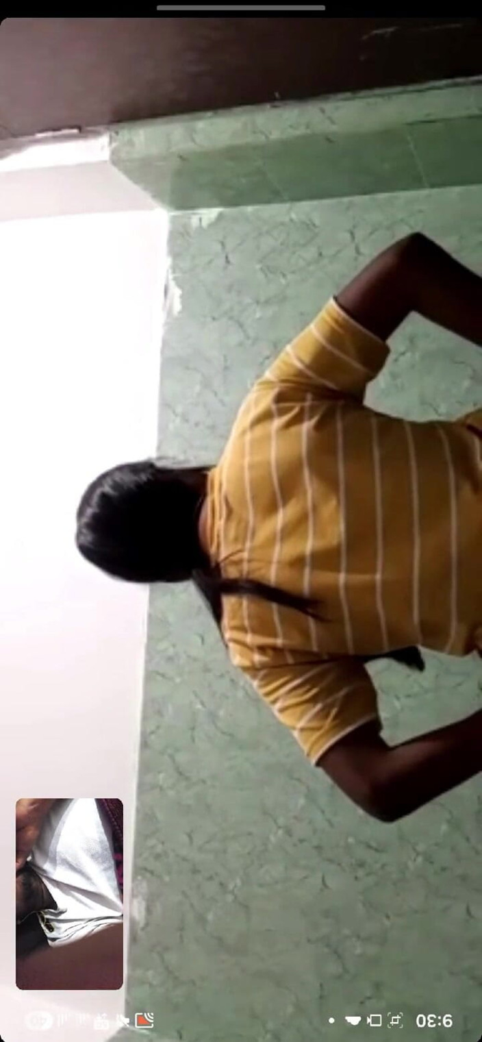 SafeRosebush8: Hintli kız arkadaşımla görüntülü görüşme, göğüslerini gösteriyor