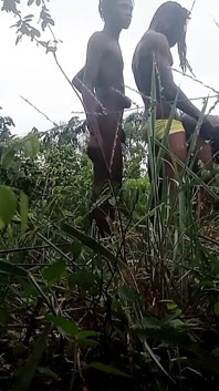 Một chiếc ghế dài ba người với hội bạn thân của tôi