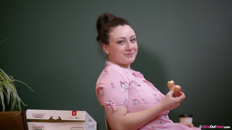 Girls Out West: Peituda curvilínea morena gosta de donuts e se masturba com...
