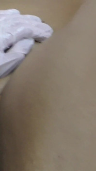 Une MILF excitée se fourre la main dans le cul de ses esclaves