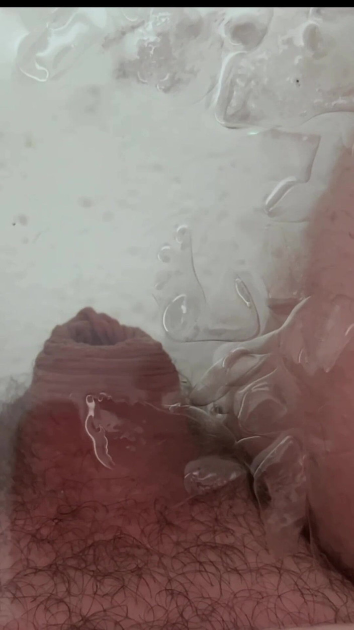 Dick Pants: Video tantangan menyusutnya lagi di kamar mandi es