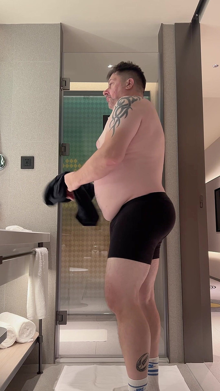 uktattooedchub74: Un mec pulpeux prend une douche