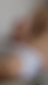 Ragazzo etero si masturba nella stanza della sua matrigna