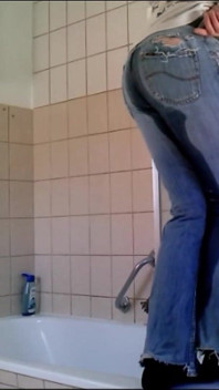 Yasmin squirtet durch jeans! Chaos-explosion