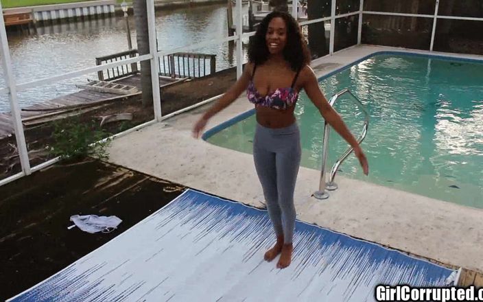 Girl Corrupted: Hot Black Titty Ivy excersize naken på smutsigt snuskigt D-däck!